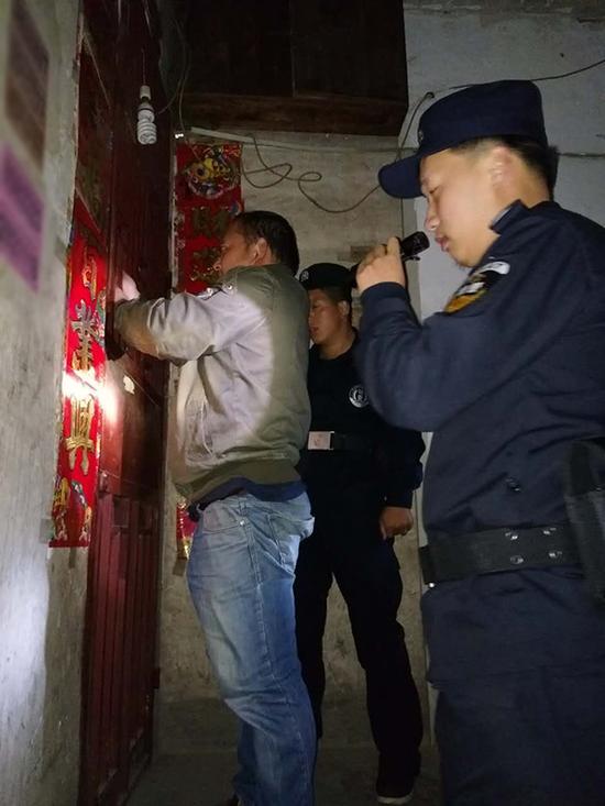 商丘粗心妈妈误将幼女锁家中 民警全城寻开锁师傅开门